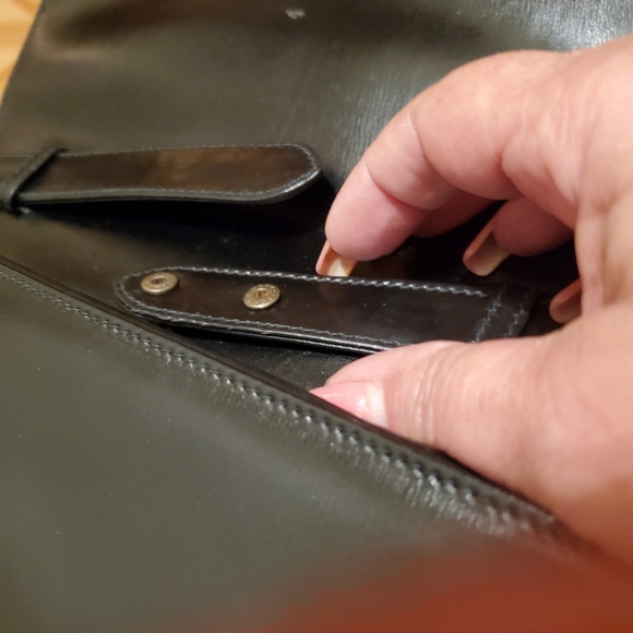 1960s Black Leather Gucci Shoulderbag/Clutch. Brass Hardware. - Picture 11 of 16